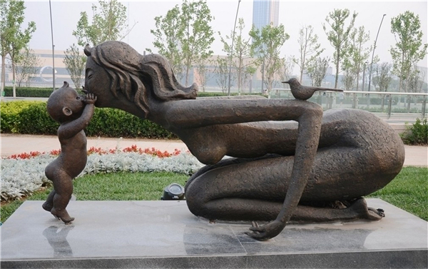 商業街母愛雕塑