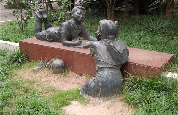 公園小孩雕塑