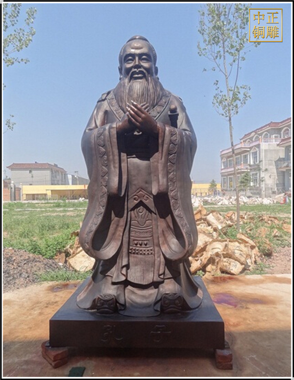 學(xué)?？鬃鱼~雕擺放