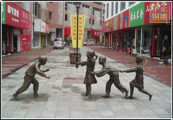 小孩玩耍步行街雕塑.jpg 小孩玩耍步行街雕塑.jpg