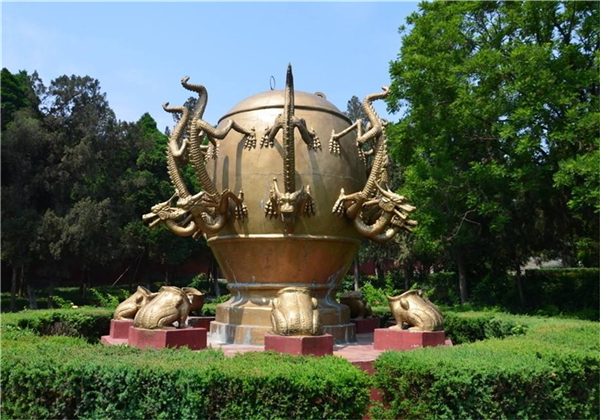 大型地動(dòng)儀雕塑.jpg 大型地動(dòng)儀雕塑.jpg