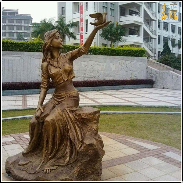 鴿子女孩校園雕塑.jpg 鴿子女孩校園雕塑.jpg