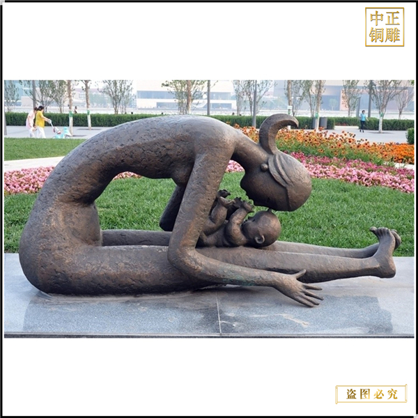 11母親逗孩子銅雕塑.jpg