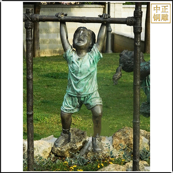 小孩玩單杠景觀雕塑