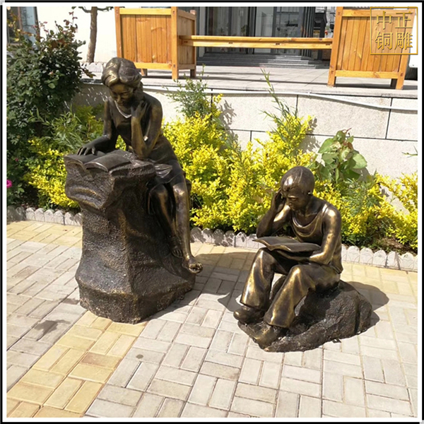 校園學生男孩女孩看書銅雕塑擺件.jpg 校園學生男孩女孩看書銅雕塑擺件.jpg