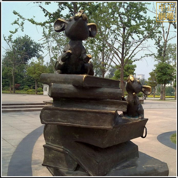 廣場小兔子書籍銅雕塑.jpg