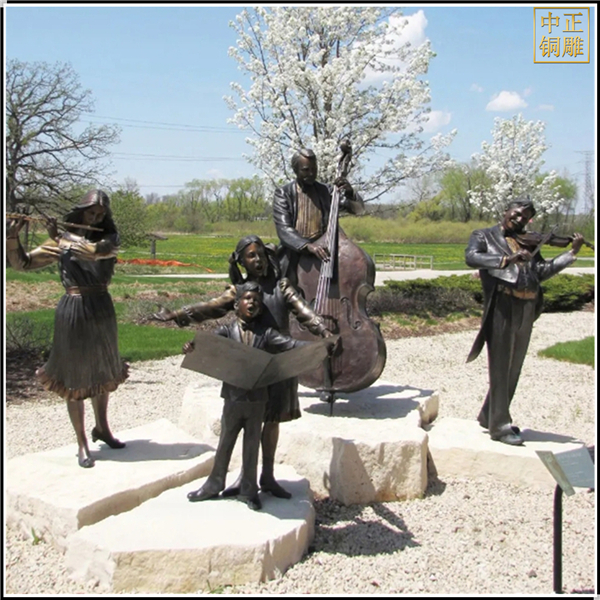 廣場演奏人物銅雕塑.jpg